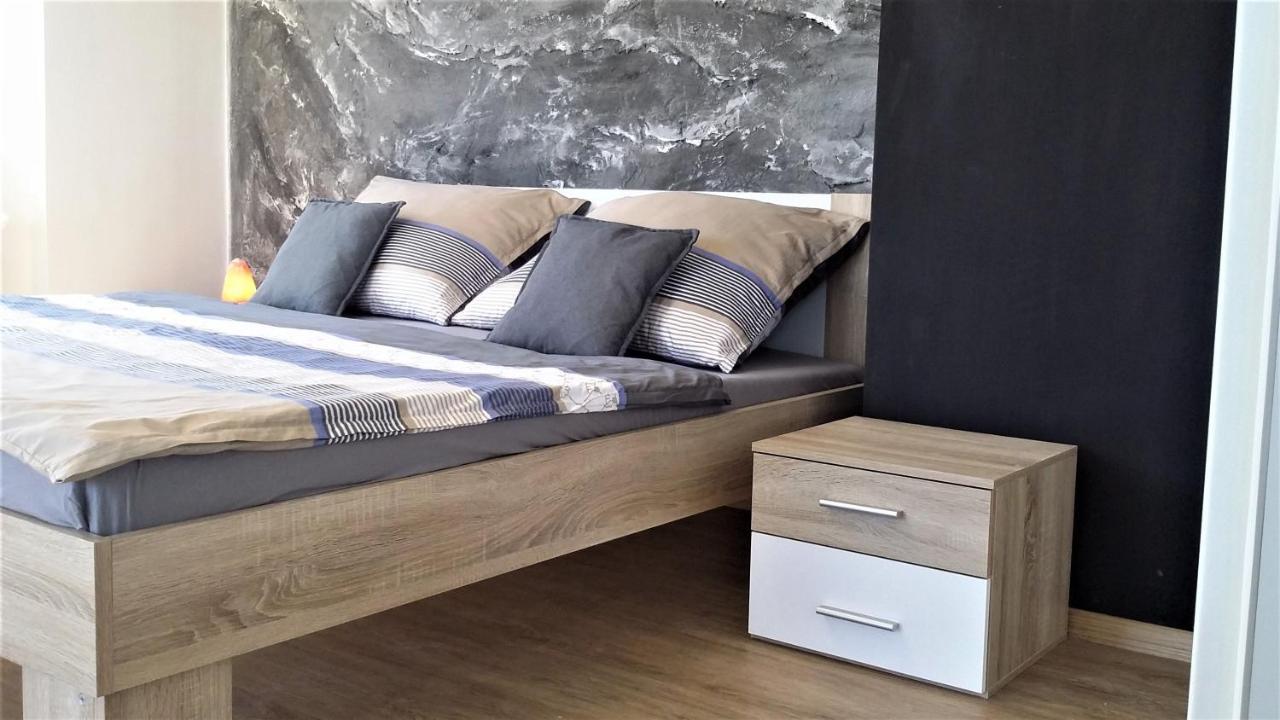 Vila Vekose - Apartman S Terasou A Zahradou Hradec Králové Zewnętrze zdjęcie