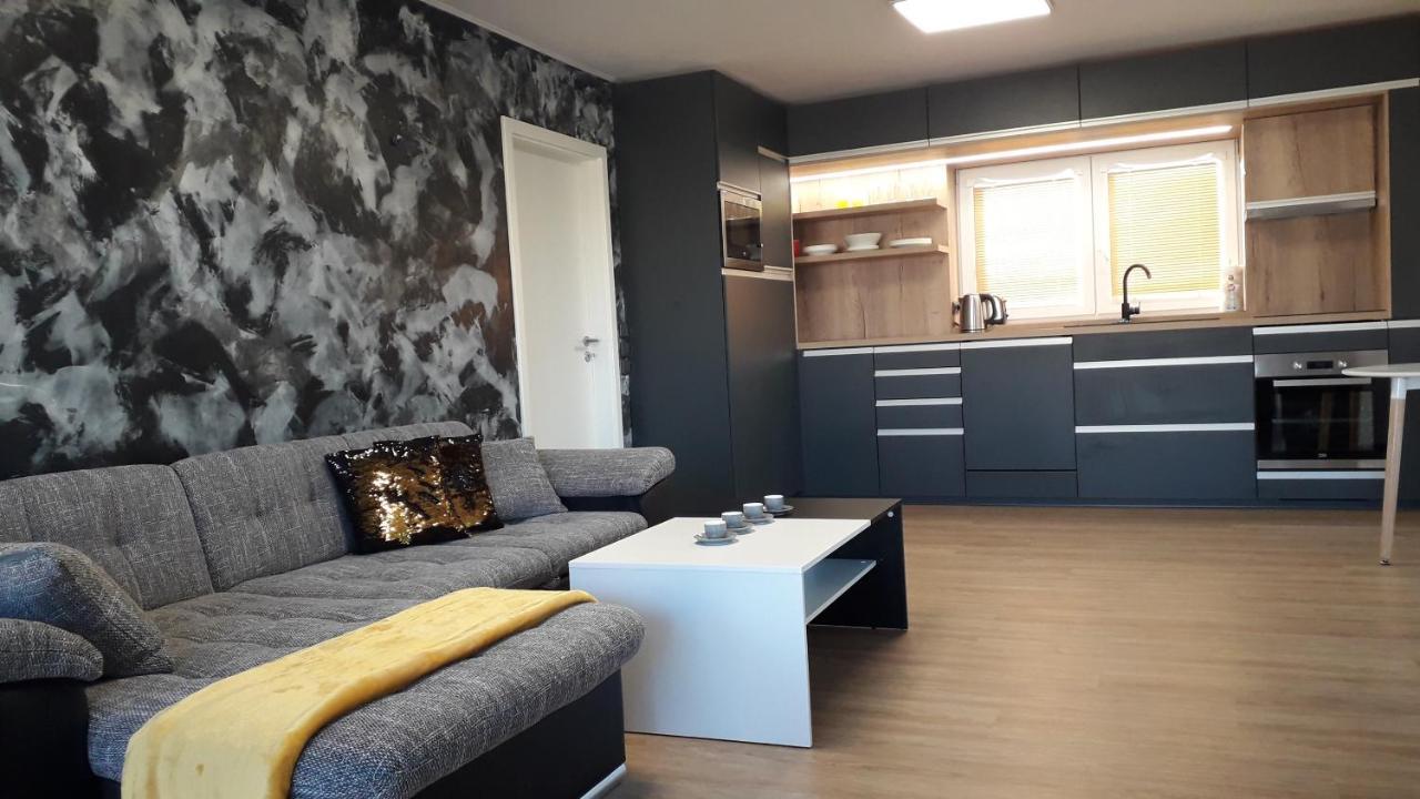 Vila Vekose - Apartman S Terasou A Zahradou Hradec Králové Zewnętrze zdjęcie
