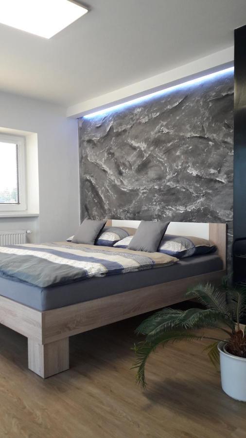 Vila Vekose - Apartman S Terasou A Zahradou Hradec Králové Zewnętrze zdjęcie