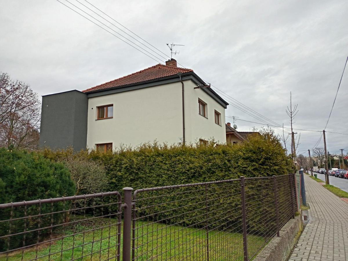 Vila Vekose - Apartman S Terasou A Zahradou Hradec Králové Zewnętrze zdjęcie
