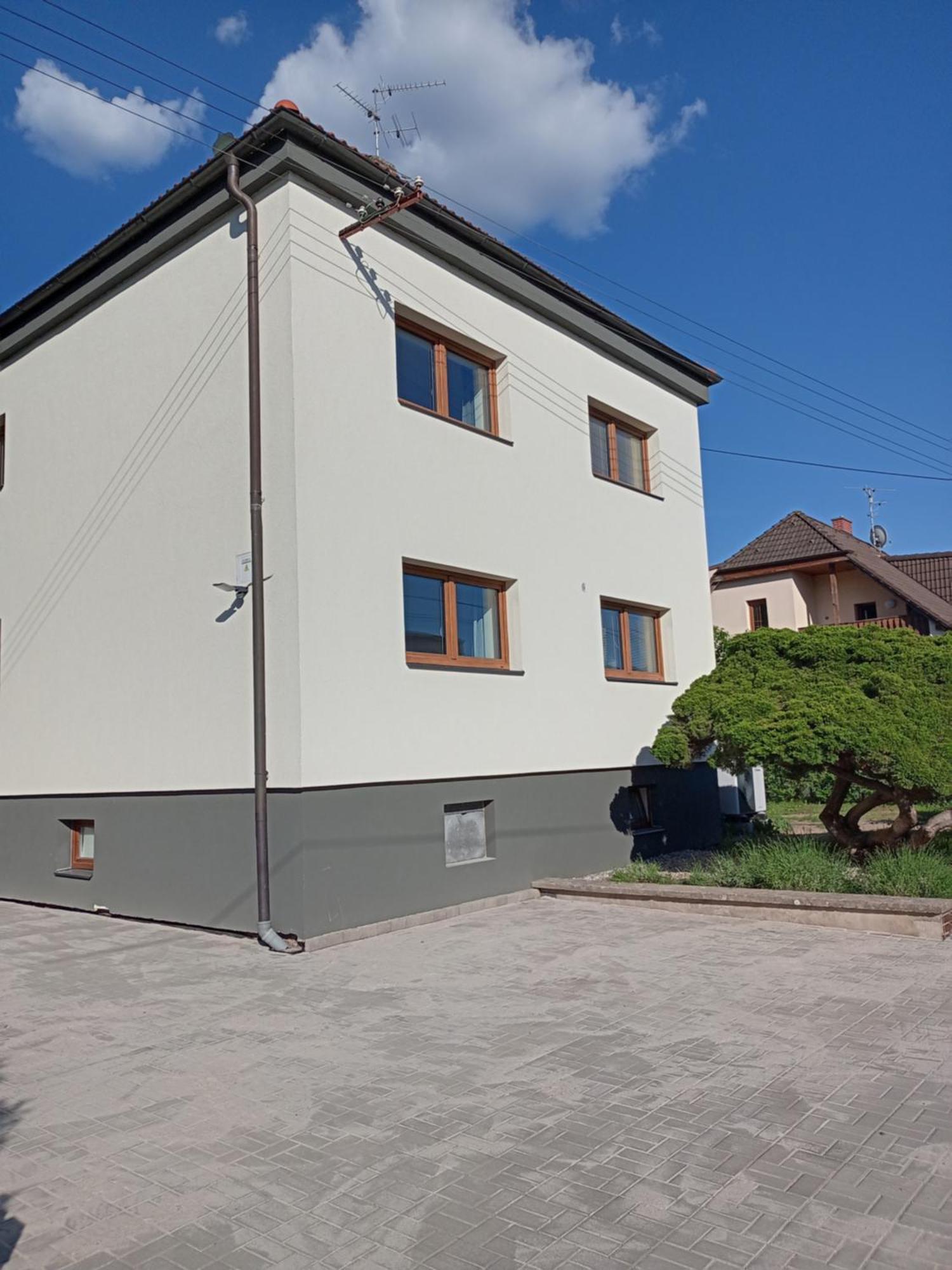 Vila Vekose - Apartman S Terasou A Zahradou Hradec Králové Zewnętrze zdjęcie